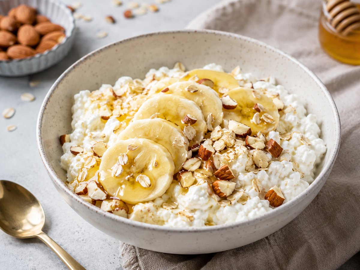 Brzi bowl od cottage cheese s banana i bademi